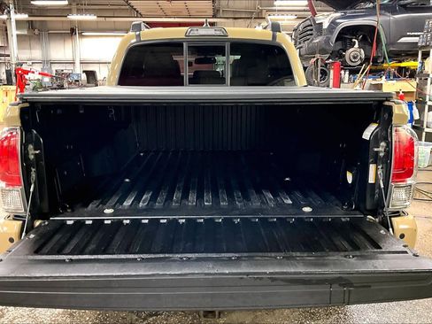 Used 2016 Toyota Tacoma Limited w/ Towing Package image 31