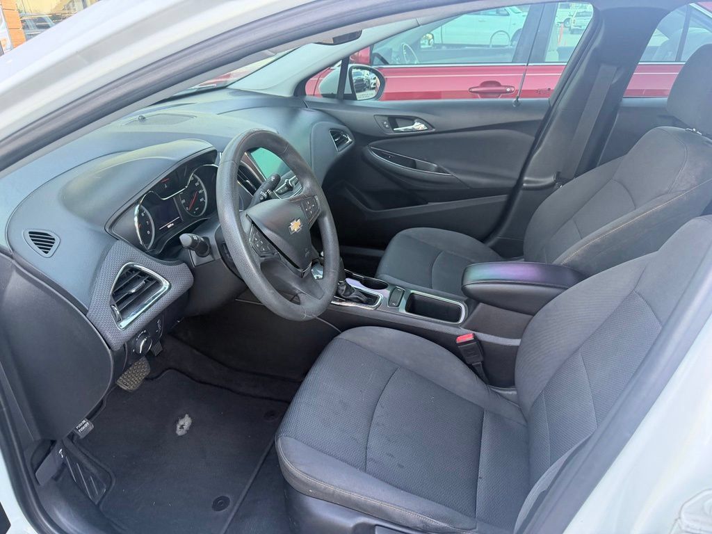 Used 2019 Chevrolet Cruze Sedan FWD image 2