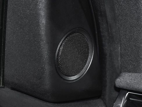 Used 2023 Land Rover Discovery Sport SE image 32