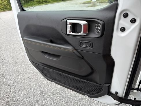 Used 2025 Jeep Wrangler Unlimited Sahara AWD/4WD image 16