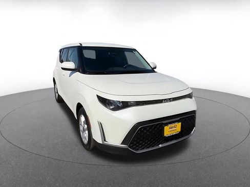 Used 2025 Kia Soul LX w/ LX Technology Package FWD image 3