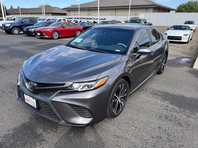 Used 2020 Toyota Camry SE w/ Carpet Mat Package FWD image 1
