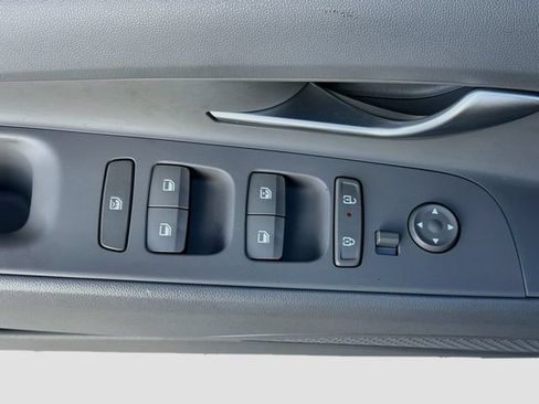 Certified 2025 Hyundai Elantra SEL FWD image 18