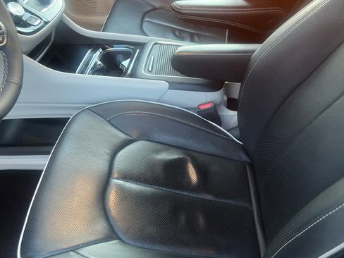 Used 2022 Chrysler Pacifica Limited image 10