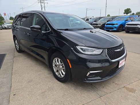 Used 2023 Chrysler Pacifica Touring-L FWD image 14