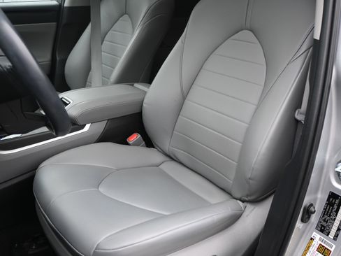 Used 2023 Toyota Highlander XLE image 13