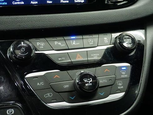 Certified 2020 Chrysler Pacifica Touring-L w/ Advanced Safetytec Group image 31