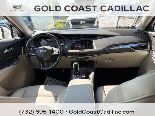 Used 2021 Cadillac XT4 Luxury w/ Cold Weather Package FWD image 10