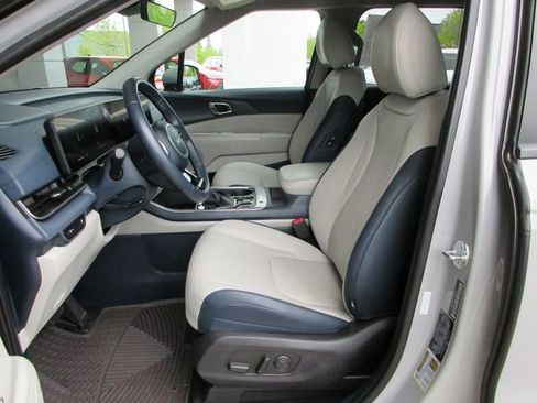 Used 2025 Kia Carnival EX FWD image 15