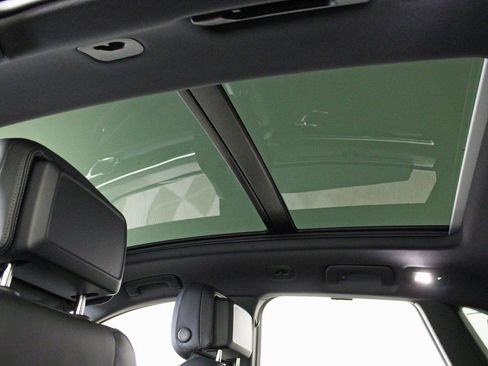 Certified 2026 Porsche Macan AWD/4WD image 19
