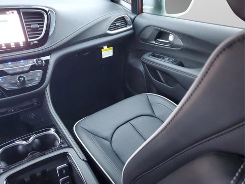 New 2026 Chrysler Pacifica Limited w/ Uconnect Theater Family Group image 11