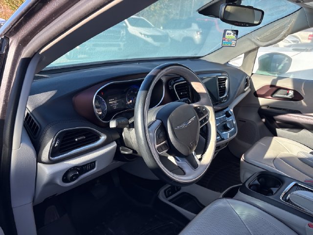 Used 2017 Chrysler Pacifica Limited FWD image 8