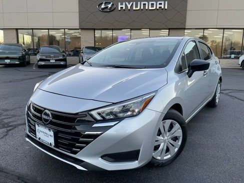 Used 2025 Nissan Versa S w/ Trunk Package FWD image 1