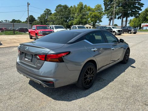 Used 2022 Nissan Altima 2.5 SV w/ SV Premium Package AWD/4WD image 5