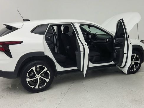 Certified 2024 Chevrolet Trax RS FWD image 12