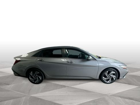 Used 2025 Hyundai Elantra SEL FWD image 9