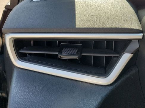 Used 2025 Toyota Corolla LE FWD image 31