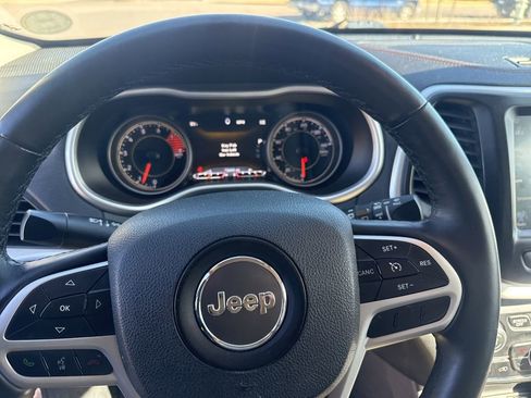 Used 2017 Jeep Cherokee Limited image 11