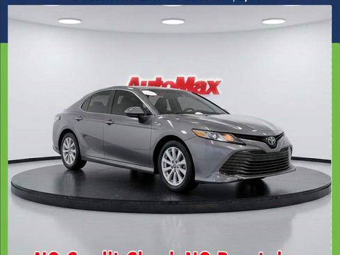 Used 2018 Toyota Camry LE image 1