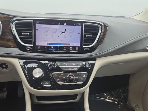 Used 2023 Chrysler Pacifica Limited w/ Trailer Tow Group image 18