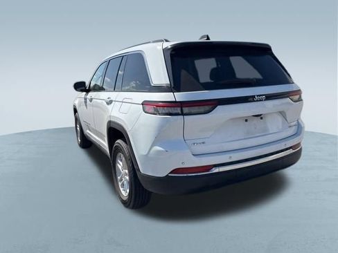 Used 2023 Jeep Grand Cherokee Laredo image 5