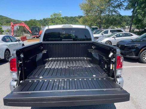Used 2022 Toyota Tacoma TRD Off-Road w/ Technology Package AWD/4WD image 14