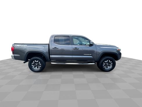 Used 2018 Toyota Tacoma TRD Off-Road AWD/4WD image 9