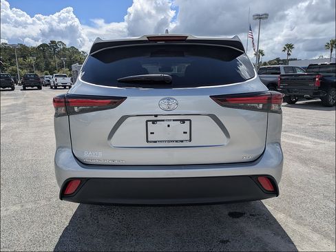 Used 2024 Toyota Highlander XLE FWD image 6