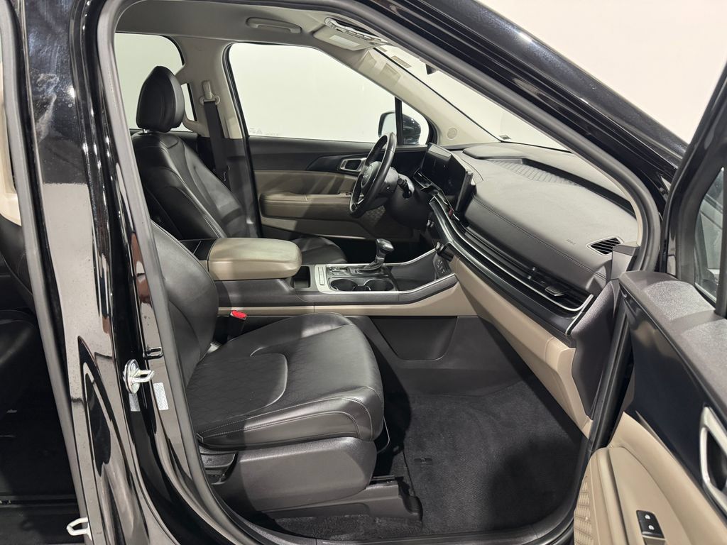 Used 2025 Kia Carnival FWD image 22