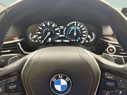 Used 2019 BMW 530e w/ Convenience Package image 36