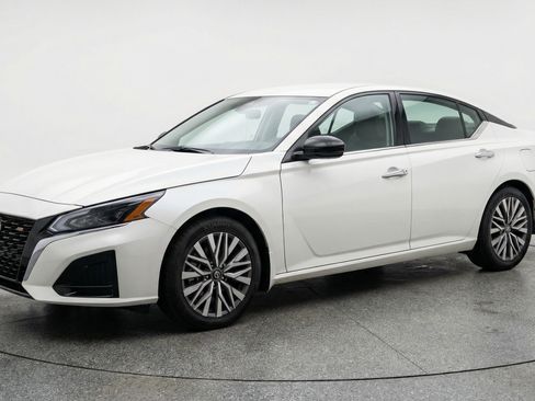 Used 2025 Nissan Altima 2.5 SV image 3