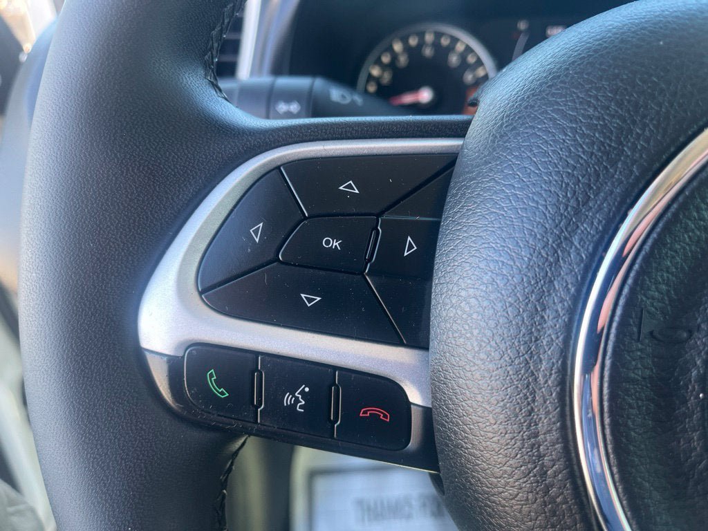 Used 2020 Jeep Renegade Latitude FWD image 23