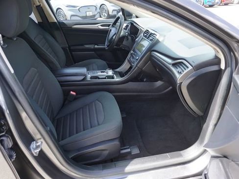 Used 2020 Ford Fusion SE image 3