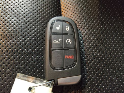 Used 2020 Jeep Cherokee Limited image 32