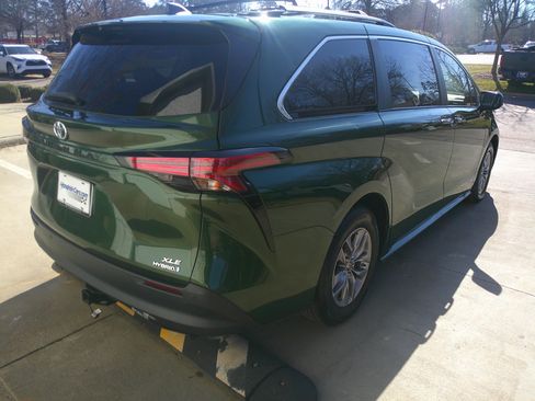 Used 2021 Toyota Sienna XLE image 13