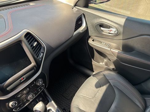 Used 2015 Jeep Cherokee Trailhawk w/ Comfort/Convenience Group image 32