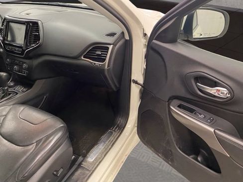 Used 2019 Jeep Cherokee Overland w/ Technology Group AWD/4WD image 20