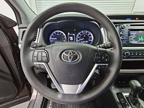Used 2019 Toyota Highlander LE image 23