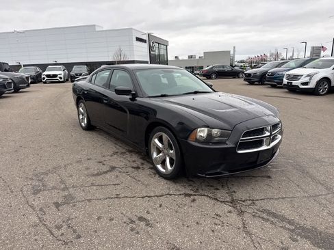 Used 2014 Dodge Charger SE image 3