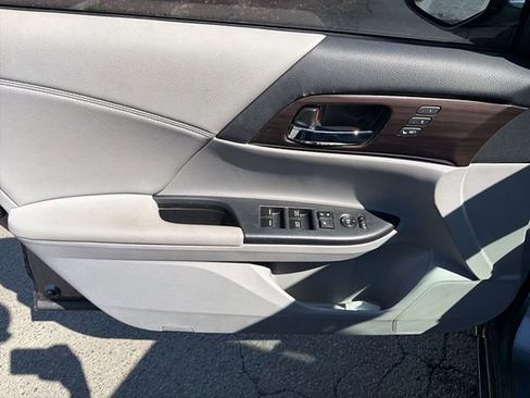 Used 2017 Honda Accord EX-L image 14