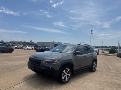 Used 2020 Jeep Cherokee Latitude w/ Quick Order Package 26F North AWD/4WD image 8