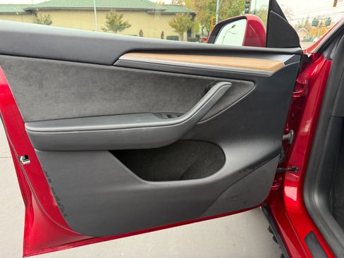 Used 2024 Tesla Model Y Performance image 10