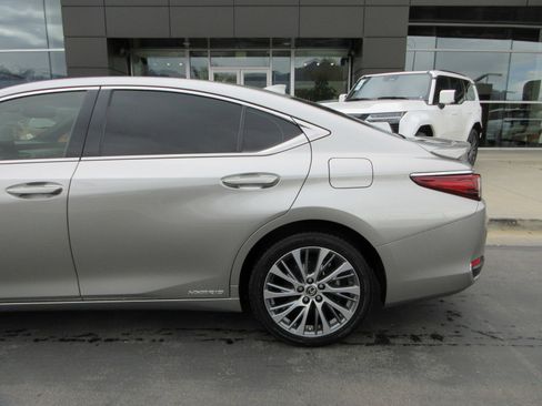 Used 2019 Lexus ES 300h w/ Premium Package FWD image 4