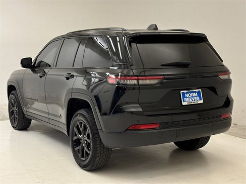 Used 2024 Jeep Grand Cherokee Altitude image 8