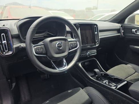 Used 2025 Volvo XC40 B5 Plus AWD/4WD image 6