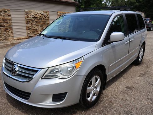 Used 2010 Volkswagen Routan SE FWD image 4