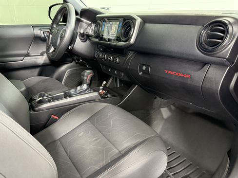 Used 2016 Toyota Tacoma TRD Off-Road w/ Towing Package image 9