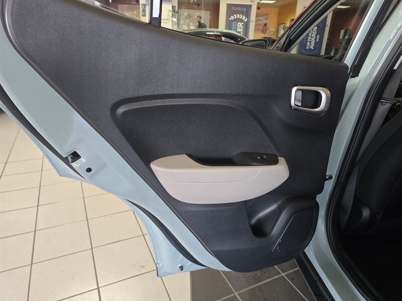 Used 2025 Hyundai Venue SEL FWD image 9
