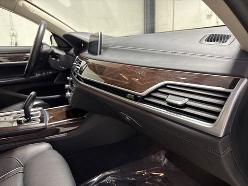 Used 2022 BMW 750i xDrive w/ Luxury Rear Seating Package image 40