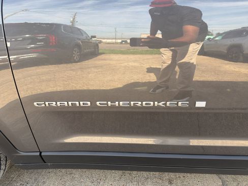 Used 2022 Jeep Grand Cherokee L Laredo w/ Luxury Tech Group I AWD/4WD image 16